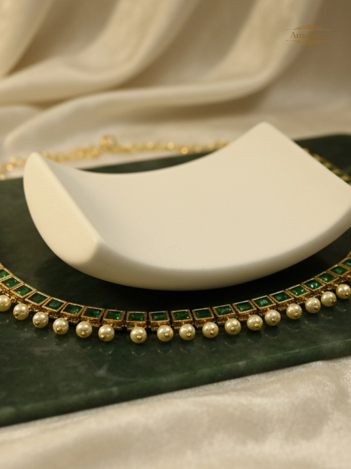 Emerald-green stone necklace set with pearl drops