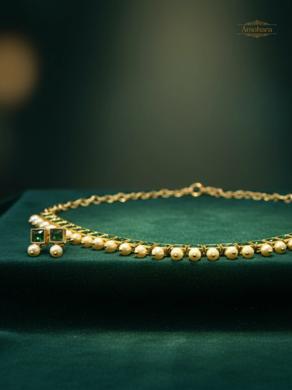 Emerald-green stone necklace set with pearl drops