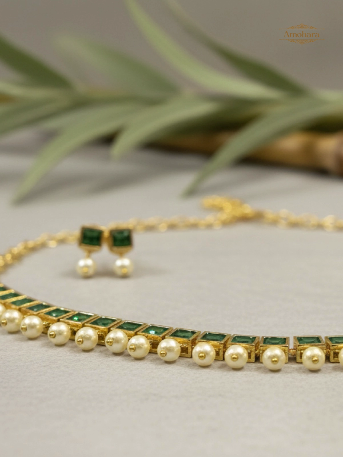 Emerald-green stone necklace set with pearl drops